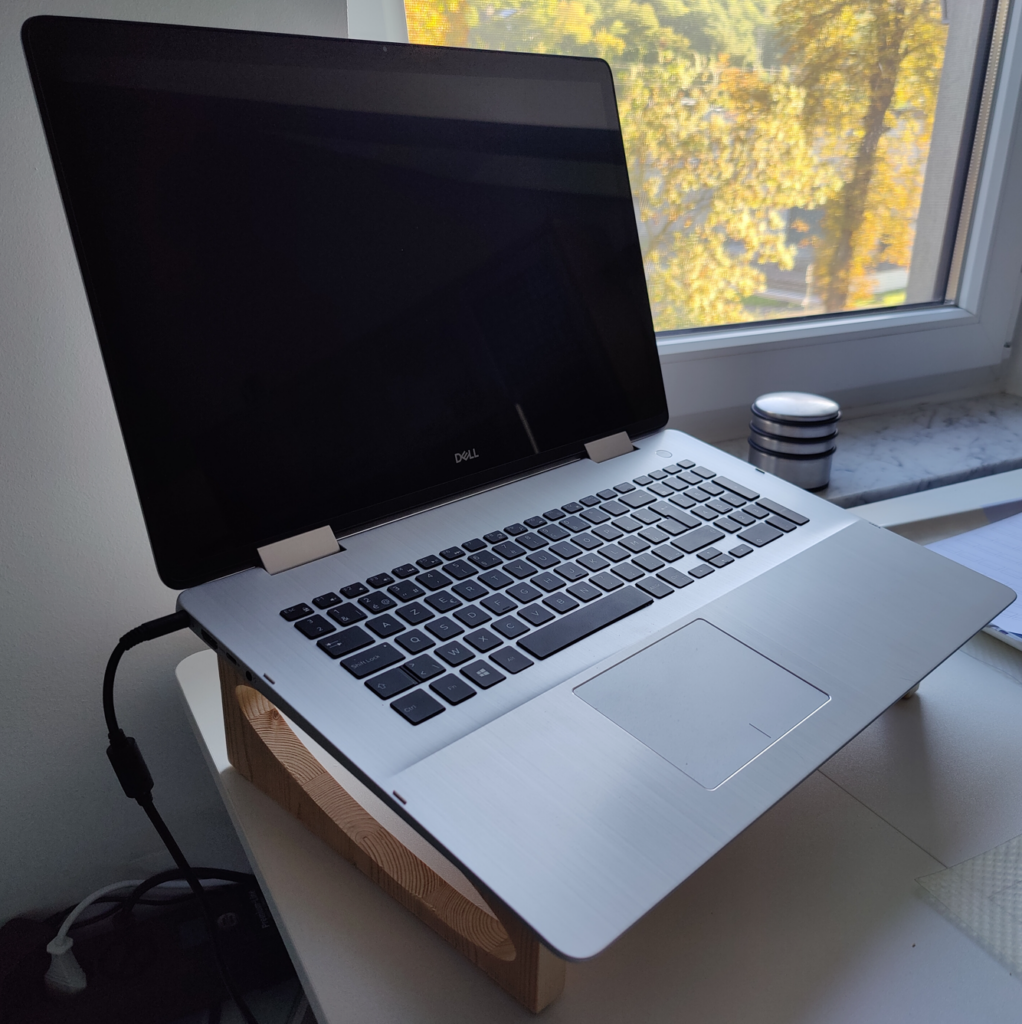Support laptop bois garni 1